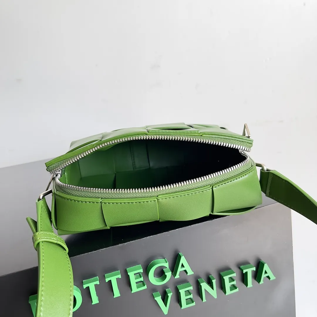 Batch 1960 BV men’s camera bag, BV men’s 2023 SS Pre Spring new camera 📷The zippered Cassette is a bit cool⭕️ Very suitable for babies who like to be low-key and unassuming, this bag is really boyfriend-friendly💪, it should be worn with a windbreaker or sweater in autumn and winter. Imported Italian calfskin, the quality is visible, and the capacity is completely OK. Style number: 730027 Size: 20*15*5